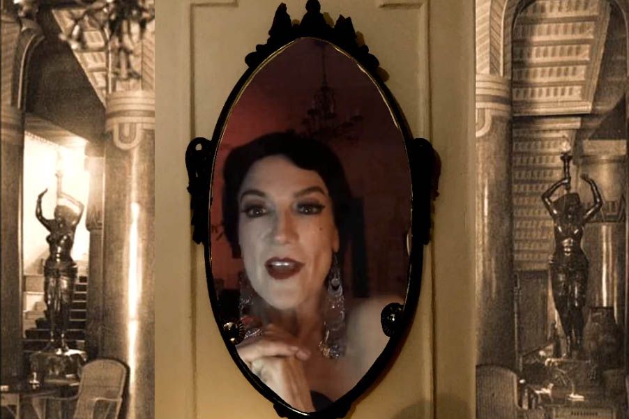 Oglinda femeie costumată