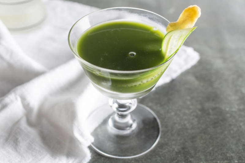   ค็อกเทลสีเขียวเข้มกับมะนาวบิดในแก้วใส