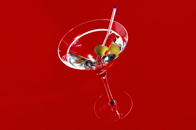   Un martini clásico sobre un fondo rojo.