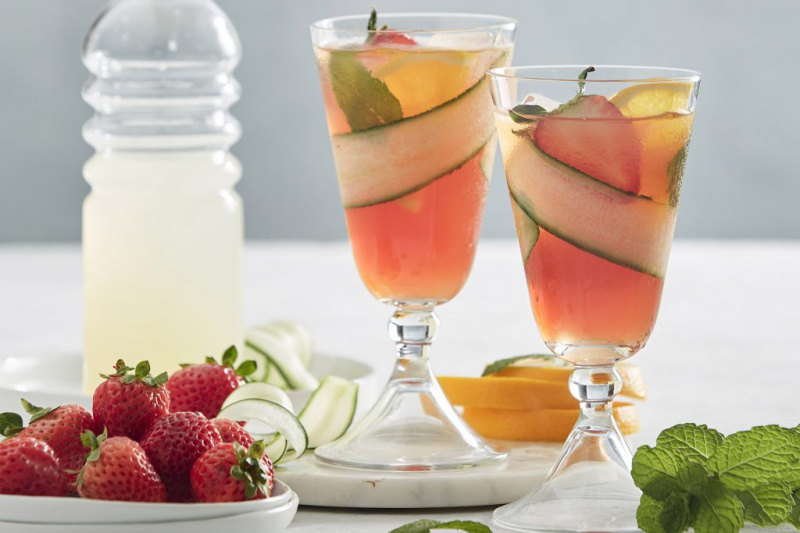   Pimms cup cocktails van pimms likeur, limonade, komkommer, aardbeien en sinaasappel op ijs