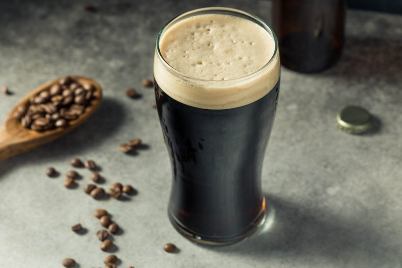   Boozy frissítő kávé Stout sör egy korsó pohárban