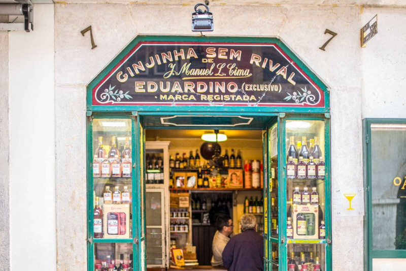   Bar terbuka kecil Ginjinha di Lisbon Baixa, Portugal
