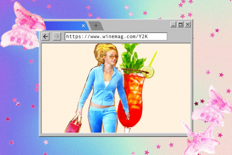   Britney Spears con un chándal de terciopelo a juego junto a un Bloody Mary