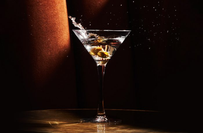   Copa de martini con aceitunas salpicadas