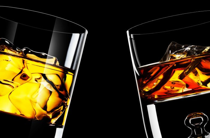 Wyjaśnienie różnic między Bourbonem a szkocką