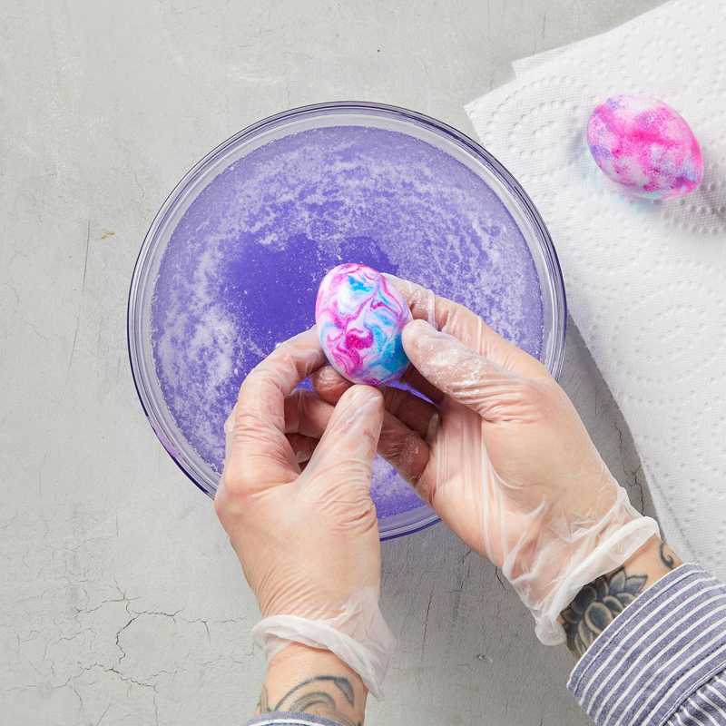 ružičasto i plavo kovitlano uskršnje jaje