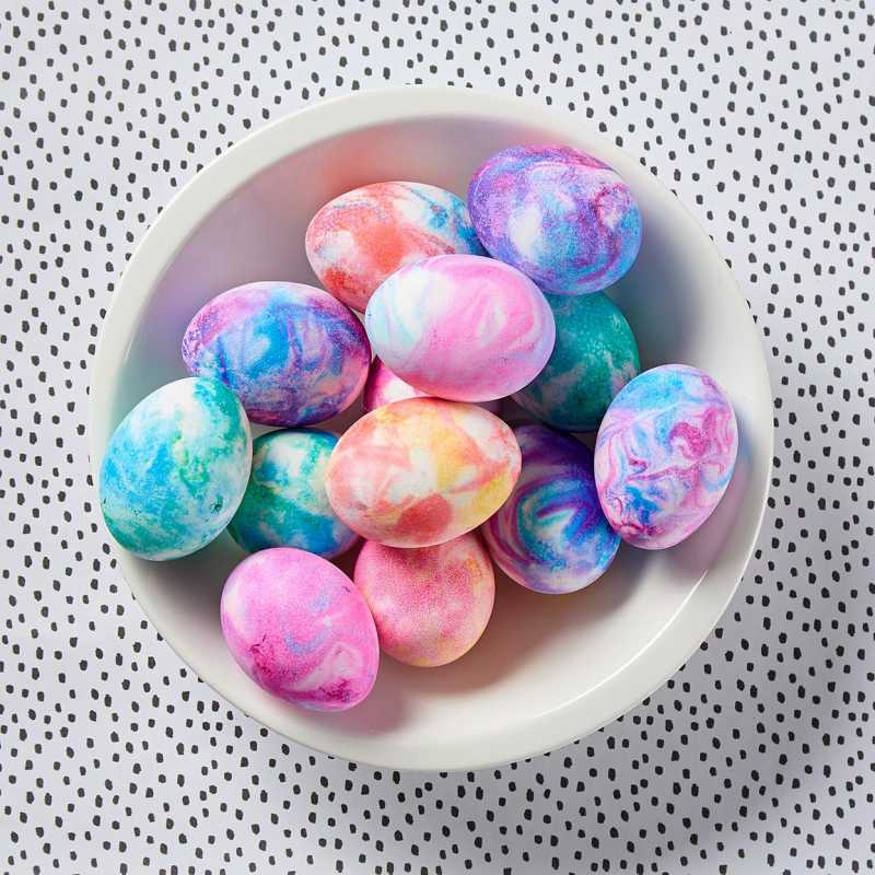 Kaip dažyti kiaušinius skutimosi kremu gražiems marmuriniams velykiniams kiaušiniams