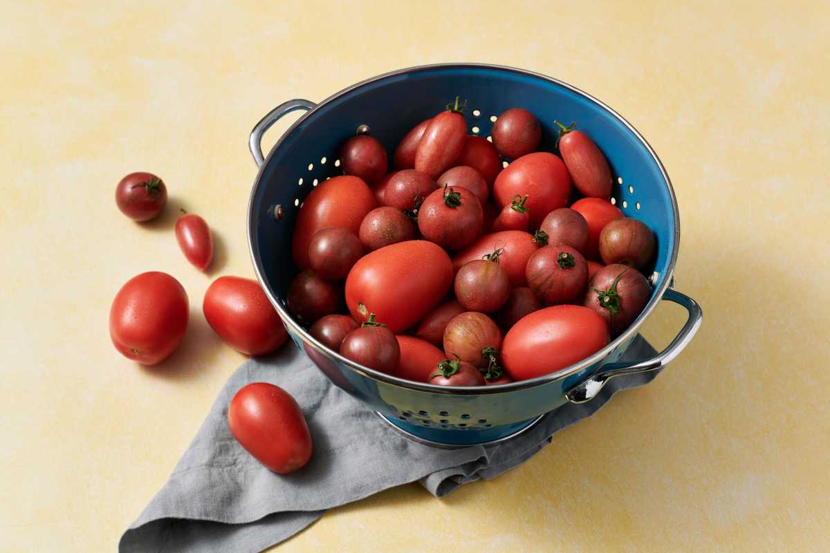 tuoreet tomaatit siivilässä