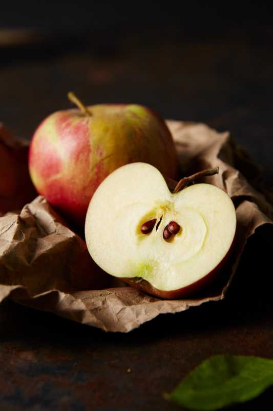 jabuka prerezana na pola