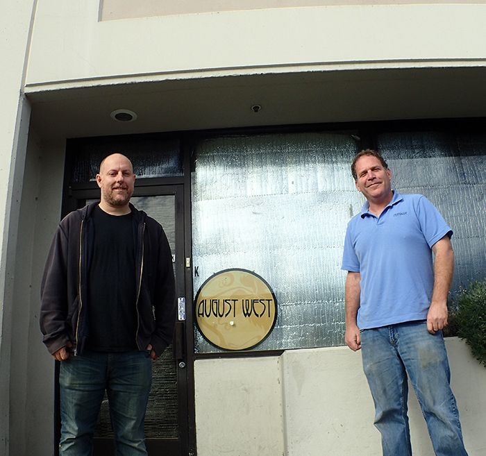 Tim Telli (links) und Ed Kurtzman vor ihrem städtischen Weingut August West