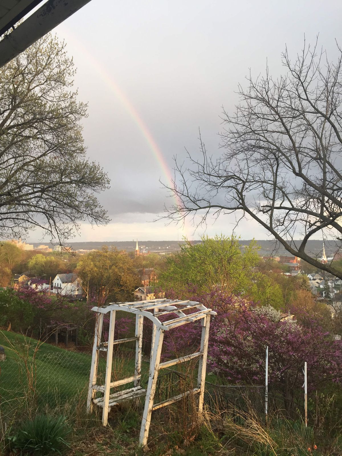 En regnbue i en bakgård i Davenport, Iowa.