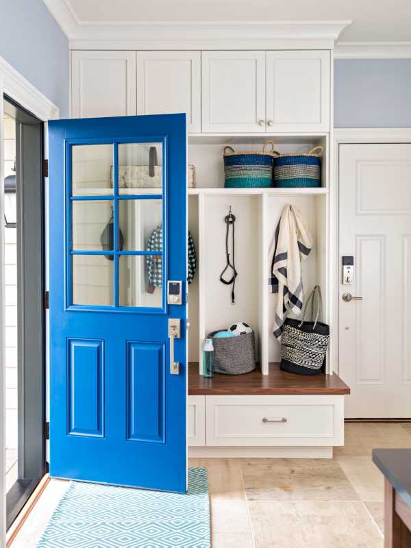 Puerta azul brillante abierta a la entrada con inserto de almacenamiento.
