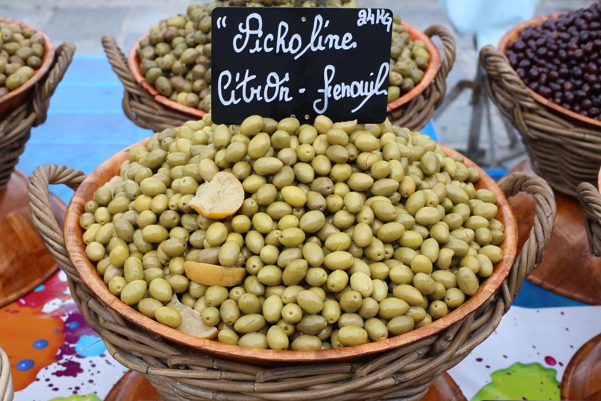 Кошница пълна със зелени маслини с надпис