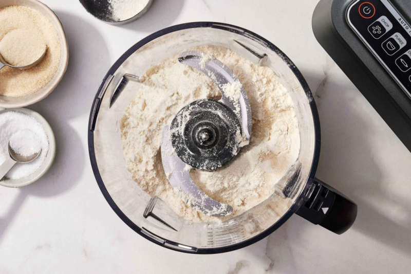   ingrediencie vodkovej koláčovej kôry v kuchynskom robote