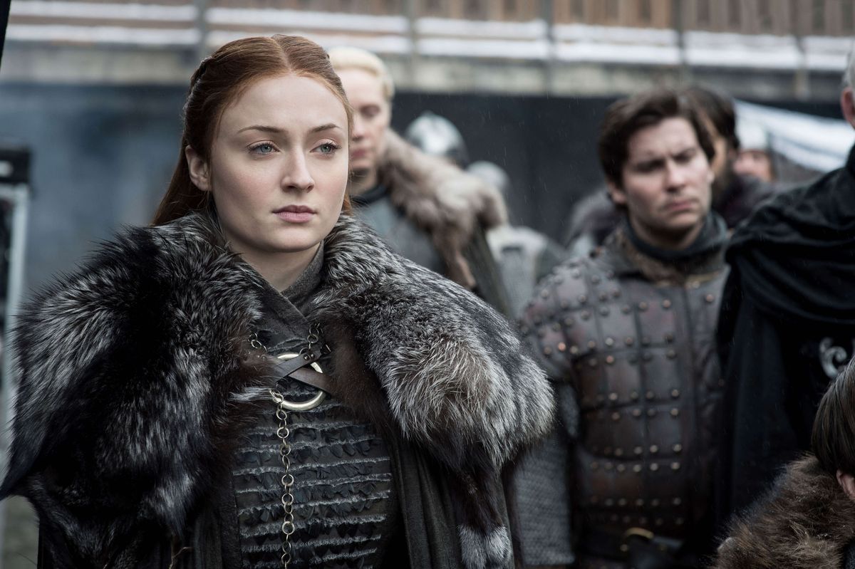Vörös hajú nő a tömeg előtt, Sansa Stark a Trónok játékából