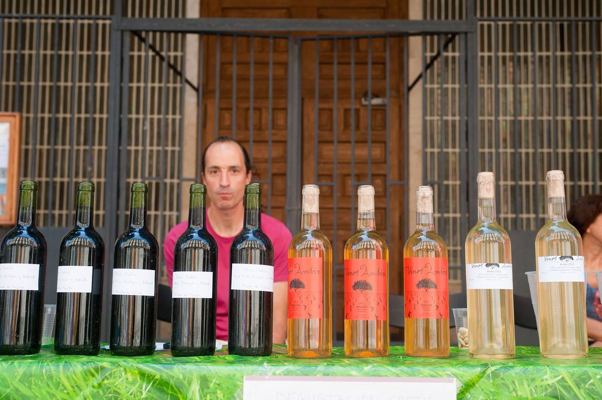 Fabio Bartolomei dari Vinos Ambiz dengan botol multi guna miliknya