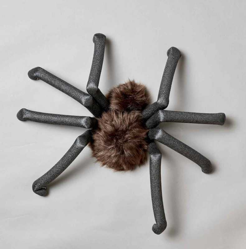 Mellemstor halloween-edderkop sat sammen