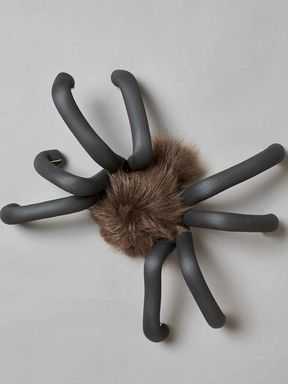Aranha marrom peluda com oito pernas de espuma preta