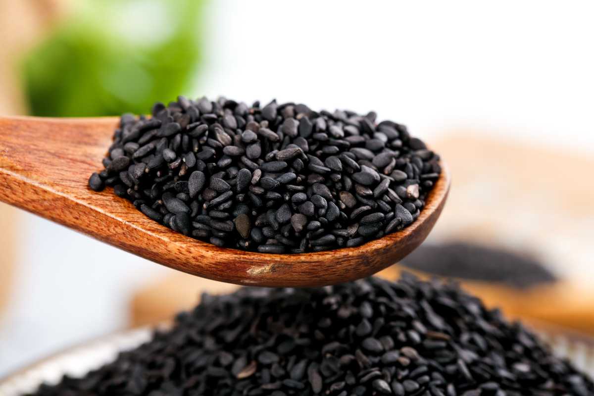 Las semillas de sésamo negro son un complemento lleno de beneficios para cualquier comida