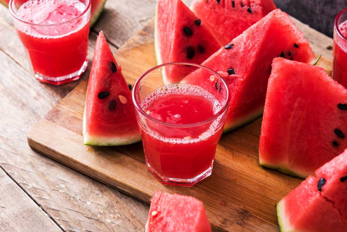 Vai arbūzu sulas dzeršana ir tikpat laba kā paša augļa ēšana?