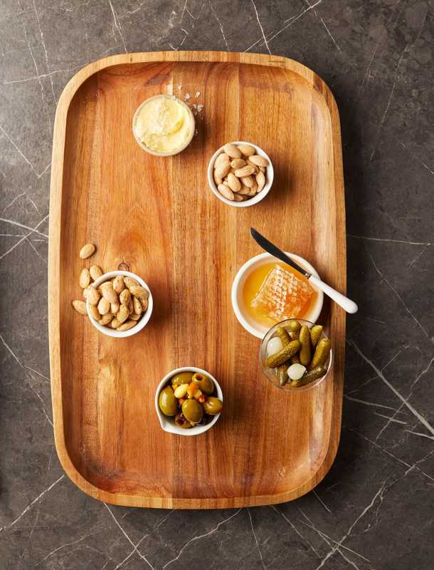 charcuteri bord med mandler oliven pepper gelé