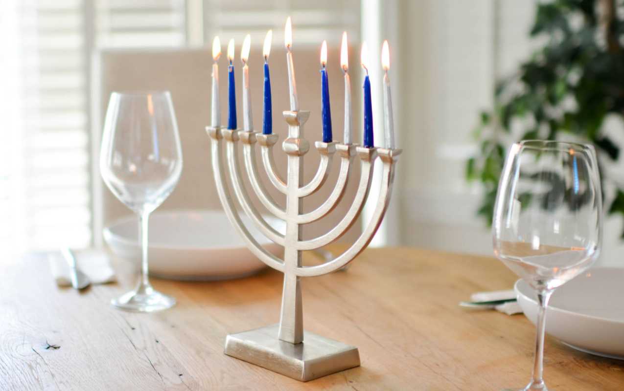Vad du ska veta om Hanukkah-symbolik, historia och traditioner