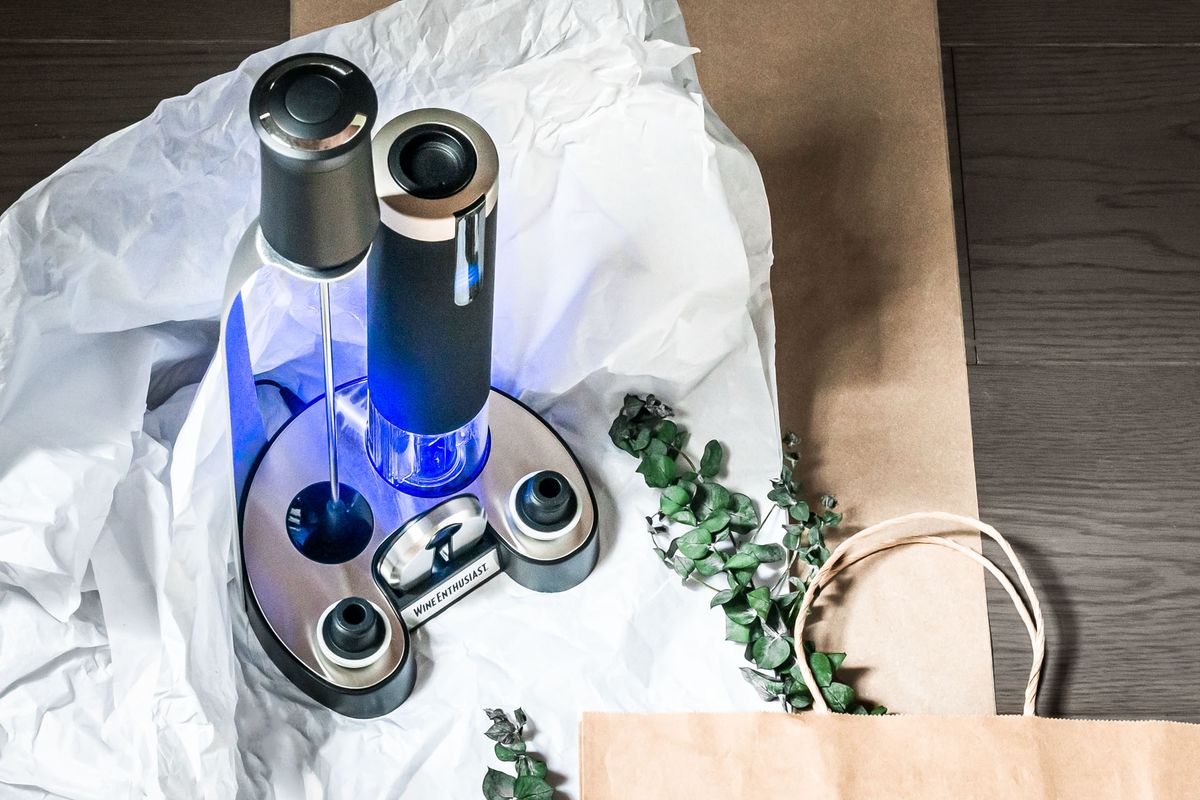 Az Electric Pro többfunkciós készülék fényképe, kék színnel világít