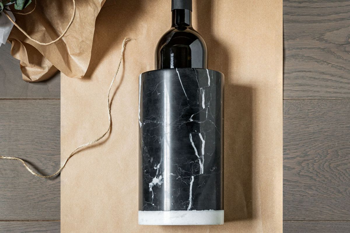 Foto av marmorvinkylaren med flaskan vin i den