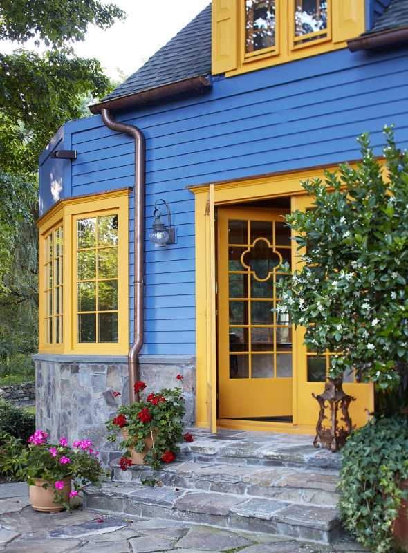 Blaue und gelbe Außenfassade des Hauses