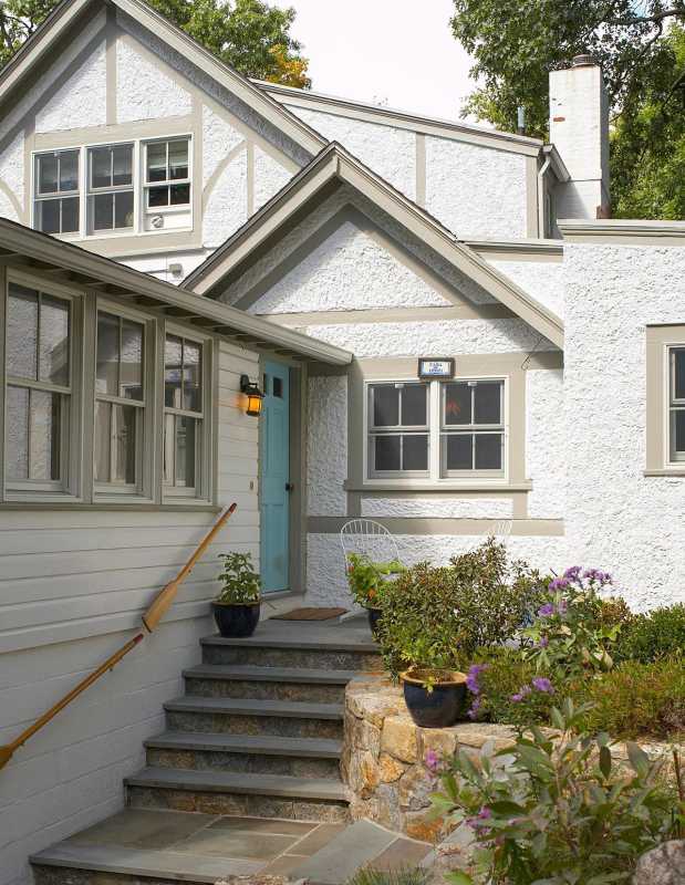 εξωτερικό σπίτι με επένδυση από γυψομάρμαρο μπλε μπροστινή πόρτα