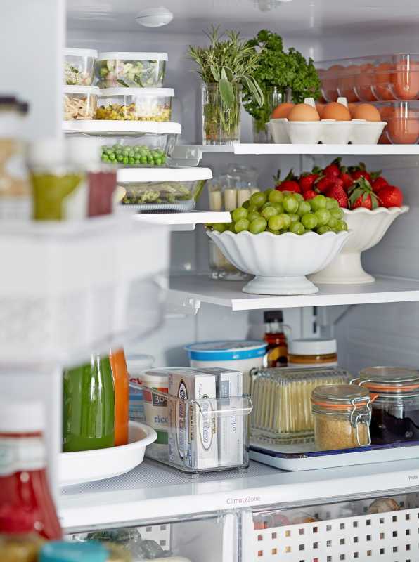 dentro da geladeira ver prateleiras de organização de alimentos