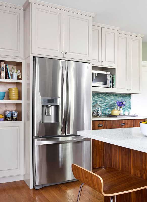 Hoe u een koelkast beter kunt laten ruiken en hoe u zich kunt ontdoen van muffe en vieze geuren