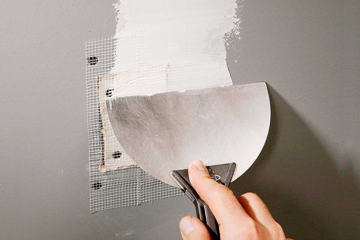 Cara Menampal Lubang—Besar dan Kecil—dalam Drywall