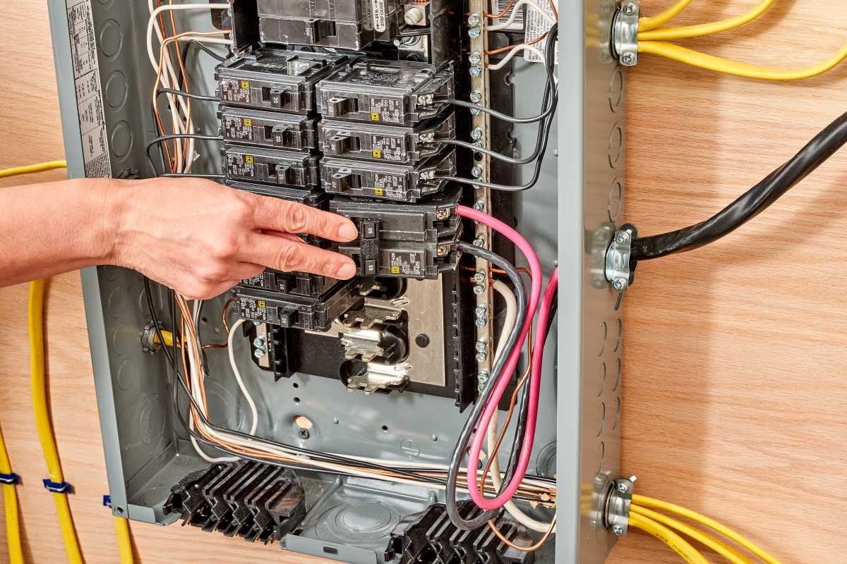 strippning av ledningar för installation av elektrisk underpanel