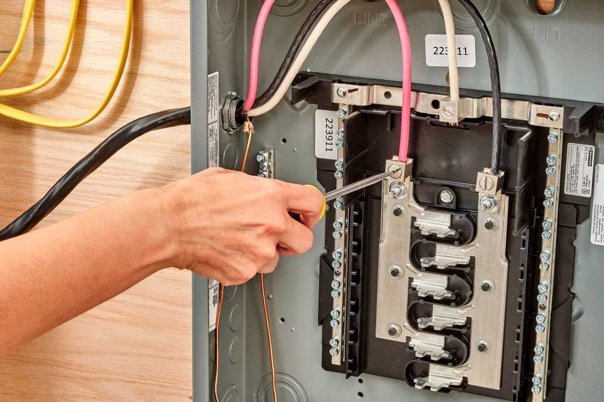 connectar els cables al panell elèctric