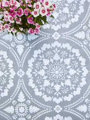 گلابی پھولوں کے ساتھ سرمئی اور سفید پیٹیو سٹینسل ڈیزائن