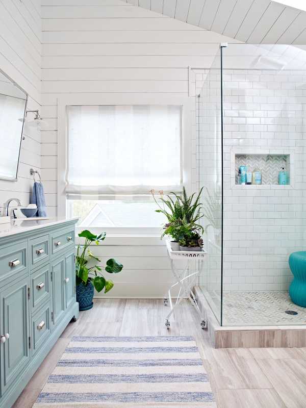 salle de bain avec carrelage blanc et coin douche