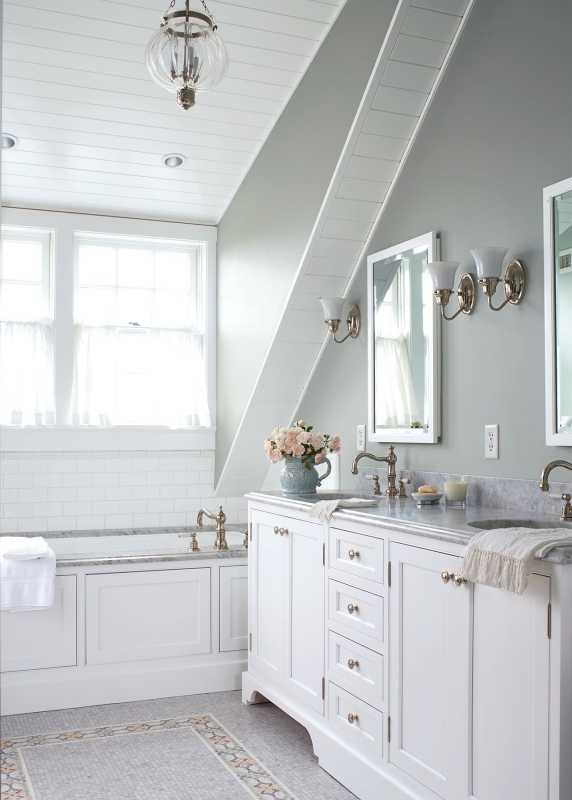 witte badkamer dramatisch plafond met kralenplanken