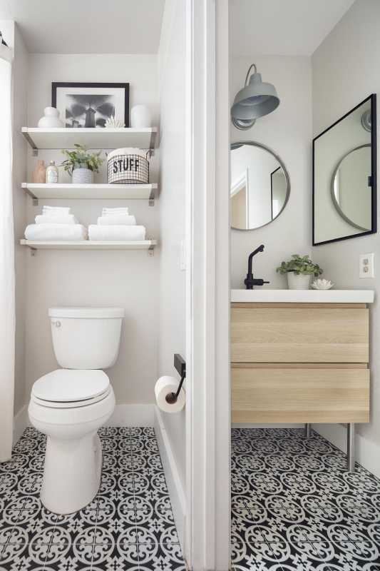 kleines Badezimmer mit schwarz-weißem Fliesenboden