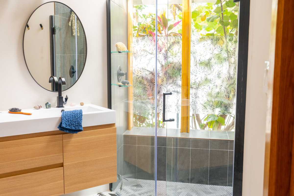 Glazen douchedeuren schoonmaken voor een badkamer die schittert
