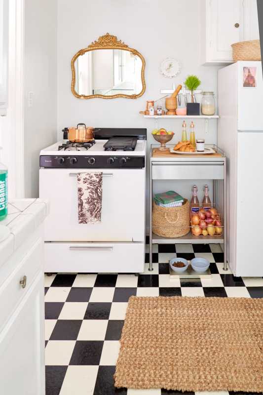 Dapur putih kecil berlantai kotak hitam putih dengan karpet rotan