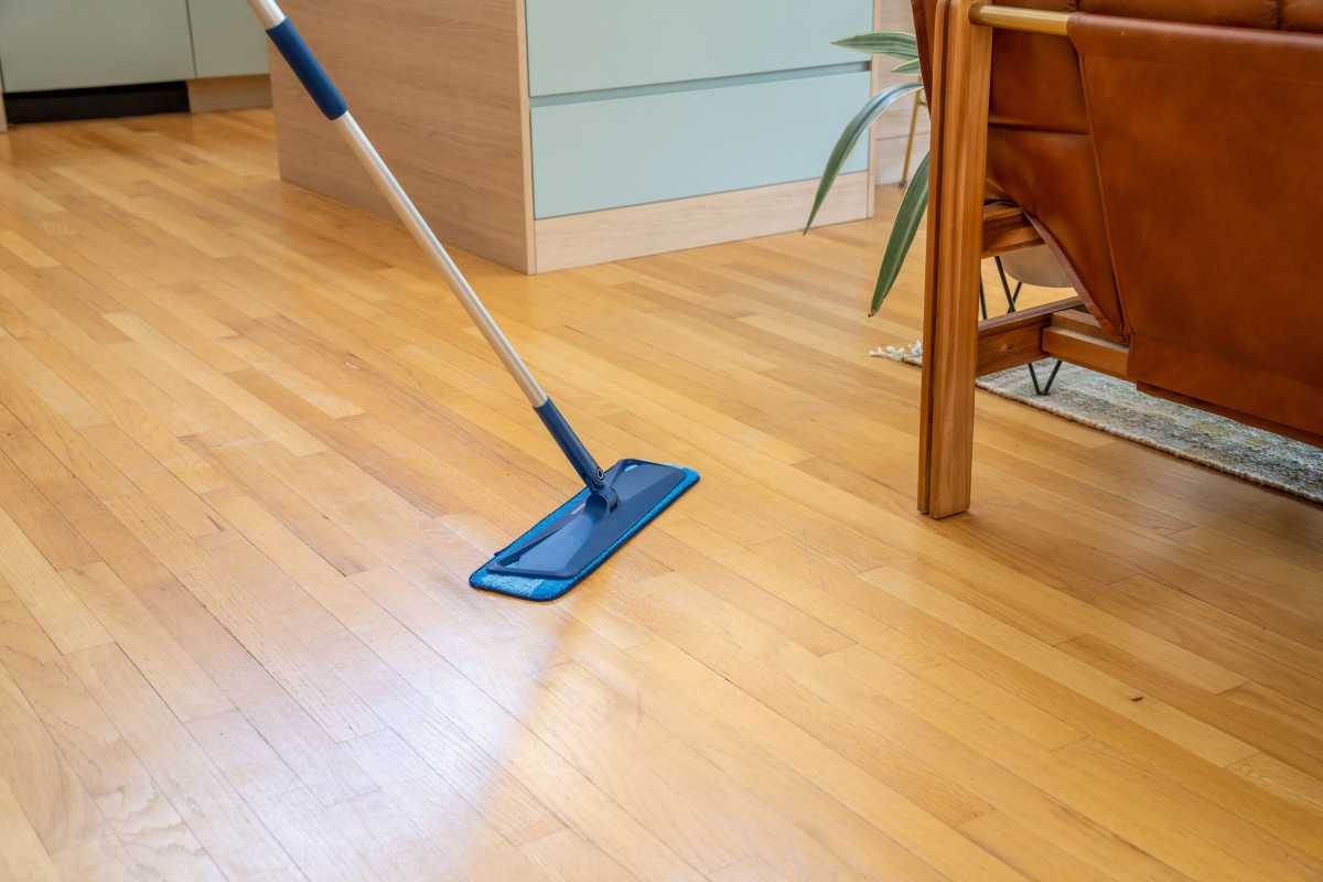 Jak čistit dřevěné podlahy pro naleštěný vzhled