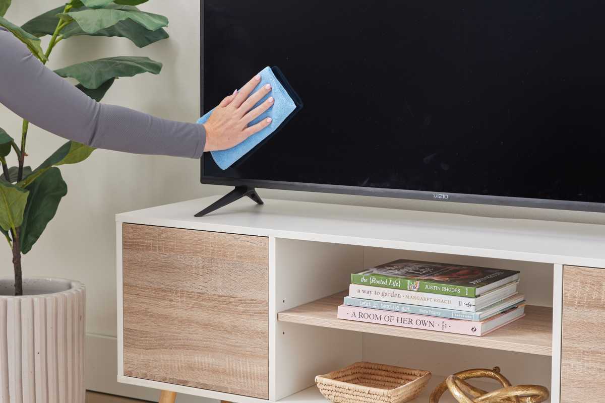 Como limpar a tela da TV para que fique livre de manchas e riscos