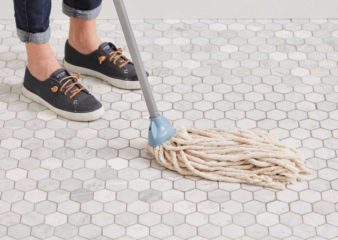 Come pulire i pavimenti, comprese piastrelle, legno duro, laminato e altro