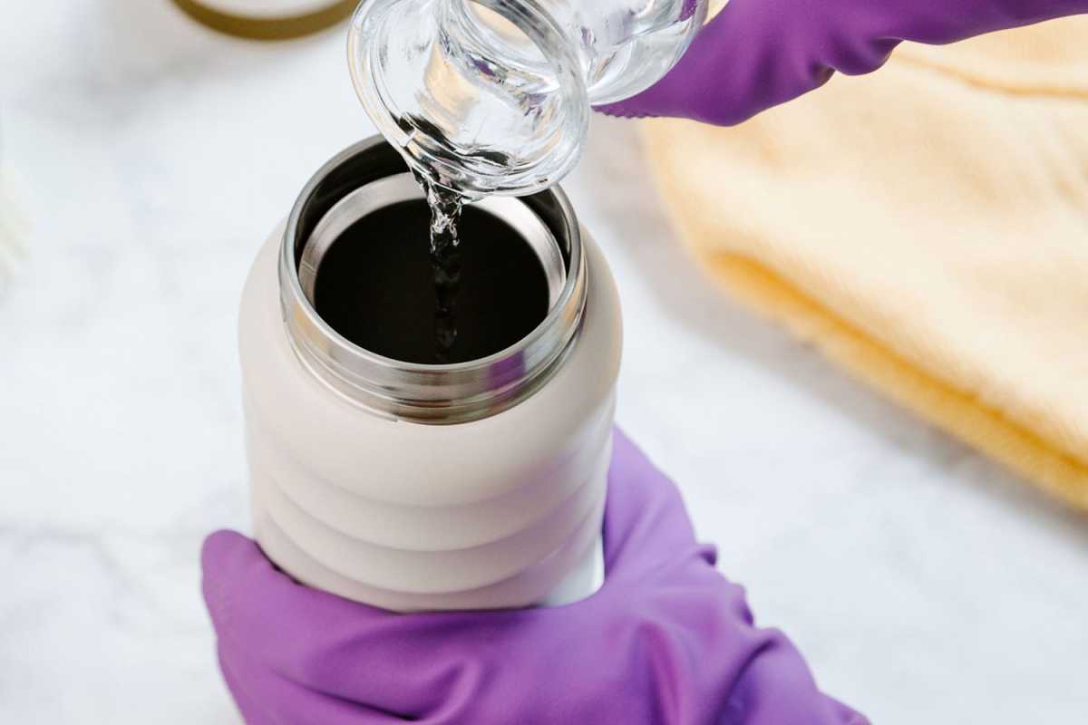كيفية تنظيف زجاجة المياه لمنع الجراثيم والعفن والتراكمات