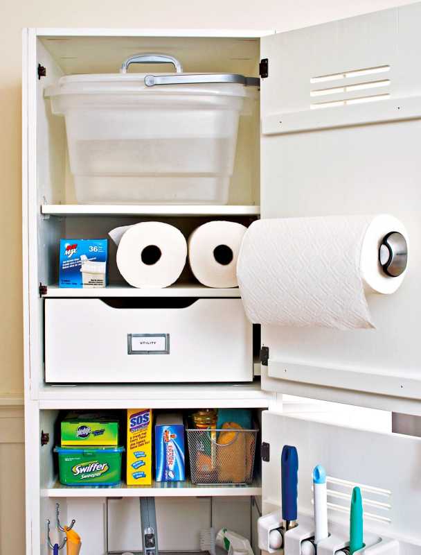 Itaas ng closet na may mga supply/paper towel