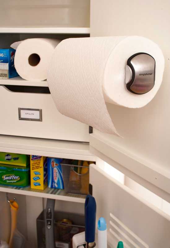 Cerca de toallas de papel en el armario