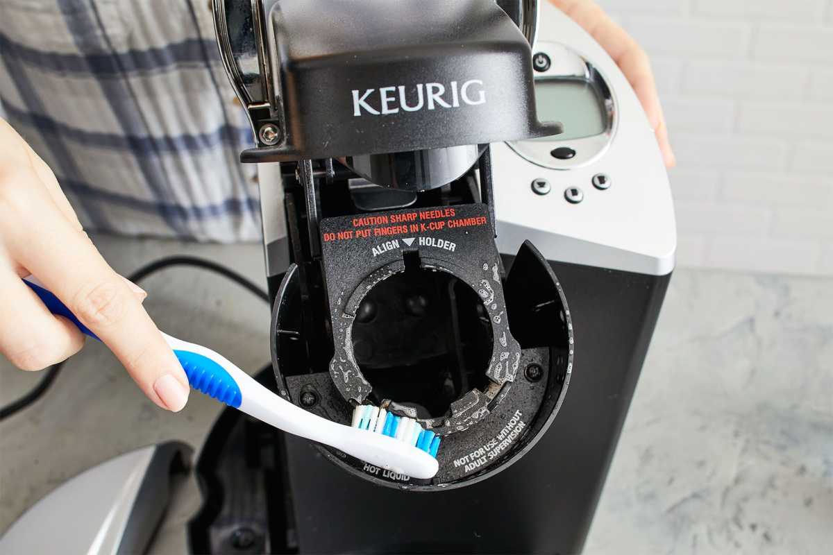 Reinigen der Keurig-Kaffeemaschine mit einer Zahnbürste