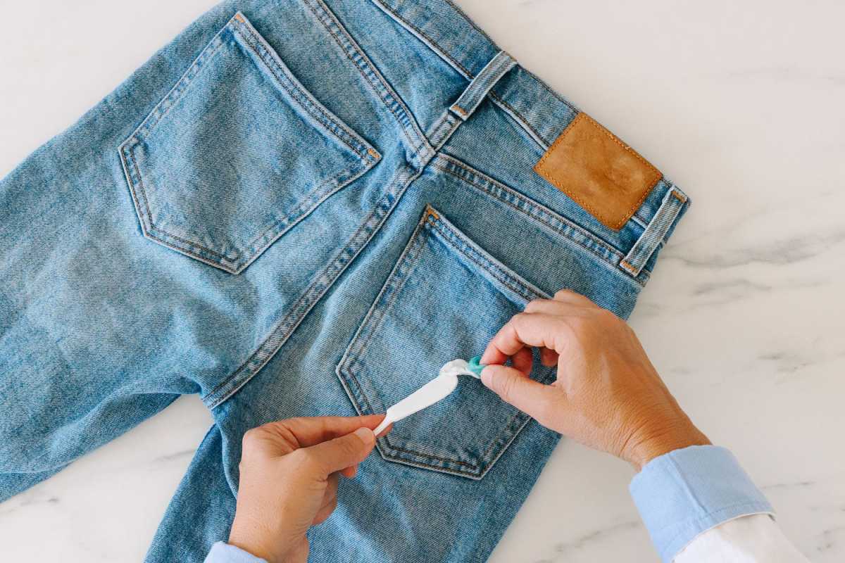 11 genialių garantuotų metodų, kaip pašalinti gumą iš drabužių