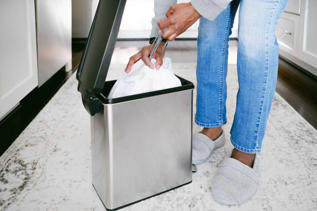 Cum să curățați un coș de gunoi pentru a elimina mirosurile deranjante